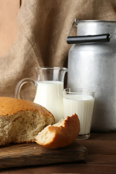 Retro kan voor melk met vers brood — Stockfoto