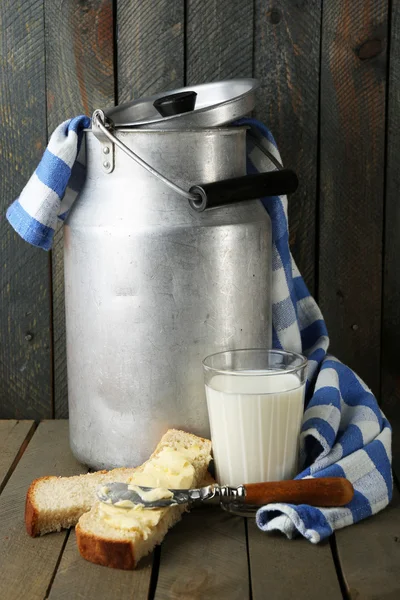 Retro kan voor melk met vers brood — Stockfoto