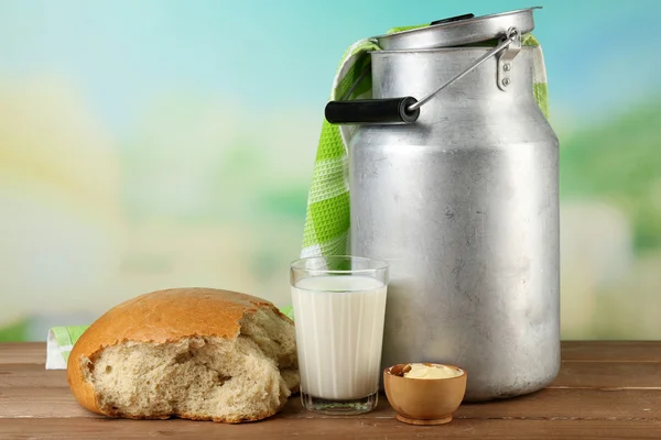 Retro kan voor melk met vers brood — Stockfoto