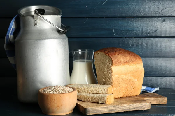 Retro can for milk with fresh bread — Stock Photo, Image