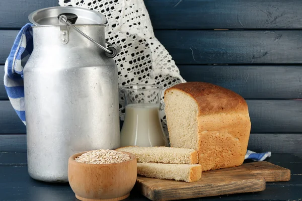 Lattina retrò per latte con pane fresco — Foto Stock