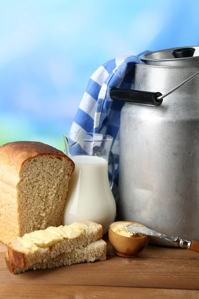 Retro może dla mleka świeżego chleba — Zdjęcie stockowe
