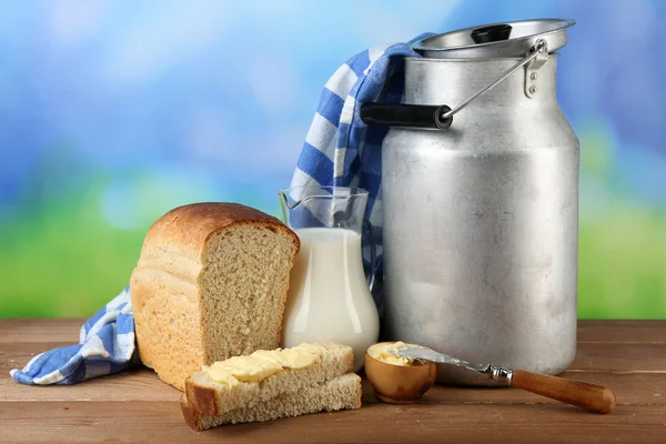 Retro kan voor melk met vers brood — Stockfoto