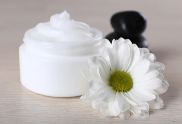 Crema cosmetica con pietre termali — Foto Stock