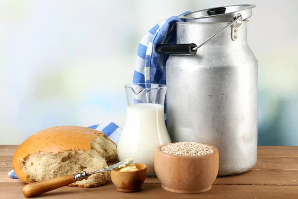 Lattina retrò per latte con pane fresco — Foto Stock