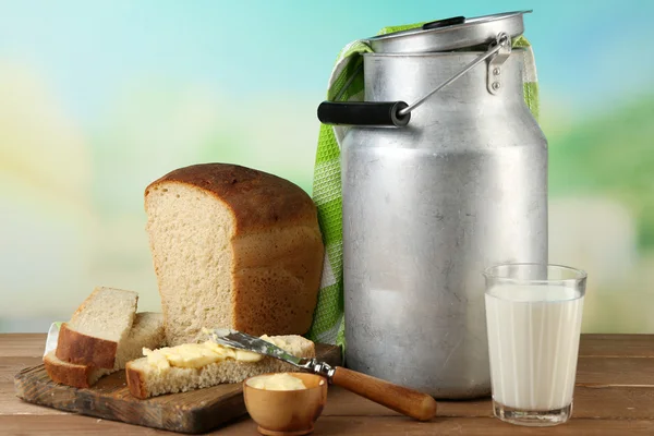 Lata retro para leche con pan fresco — Foto de Stock