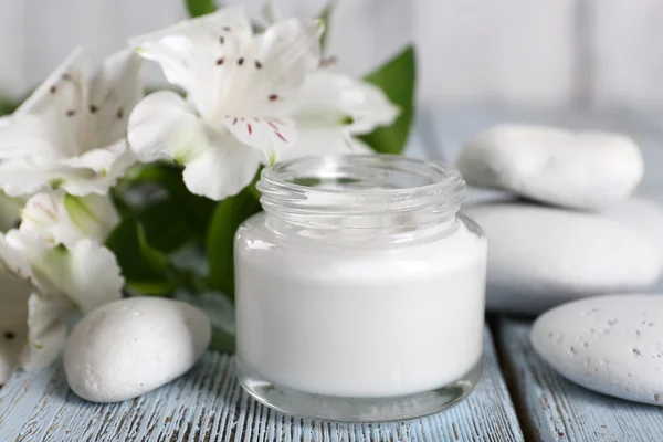 Flowers and spa stones — Stock Photo, Image