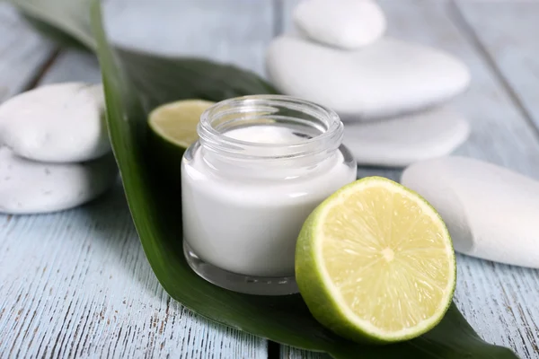 Cosmetic cream with half lime — Stock Photo, Image