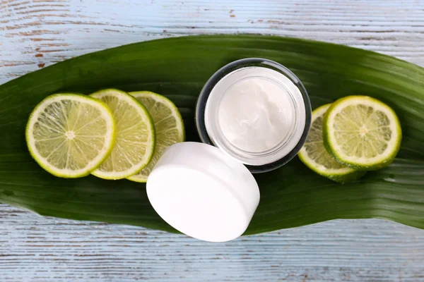 Kosmetische Creme mit Limettenscheiben — Stockfoto