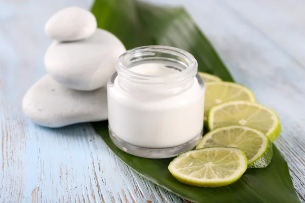 Crema cosmética y piedras de spa — Foto de Stock