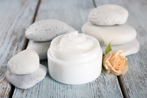 Cosmetic cream with spa stones — Stock Photo, Image