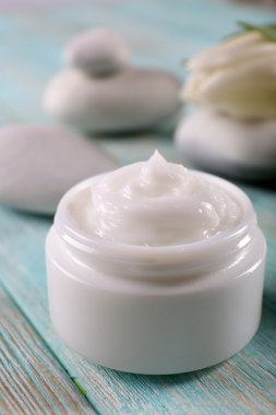 Spa taş ve ahşap zemin üzerine lale ile kozmetik krem