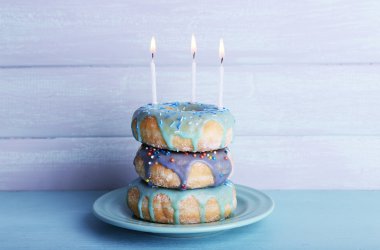 Doğum günü mumları ile lezzetli börekler