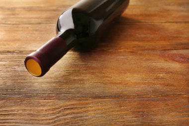 Şarap şişesi yalan