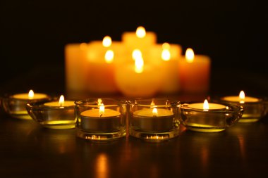 Koyu arkaplanda mumlar yakılıyor