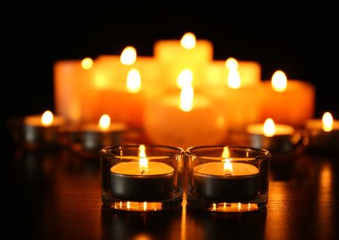 Koyu arkaplanda mumlar yakılıyor