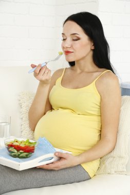 Genç hamile kadın