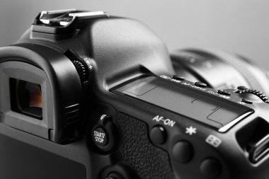 gri zemin üzerine dijital fotoğraf makinesi