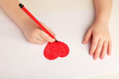 Çocuk çizim kalp eller