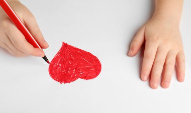 Çocuk çizim kalp eller