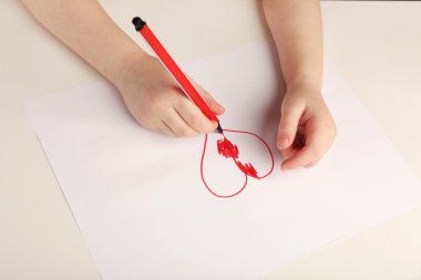 Çocuk çizim kalp eller