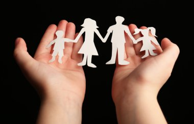 Kağıt aile çocuk elinde