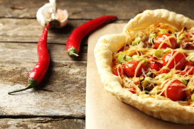 Kırmızı biber ile sebze pie