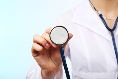 Doktor eliyle stetoskop