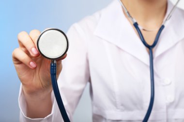 Doktor eliyle stetoskop
