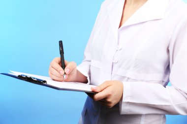 Doktor belgelerle çalışıyor.