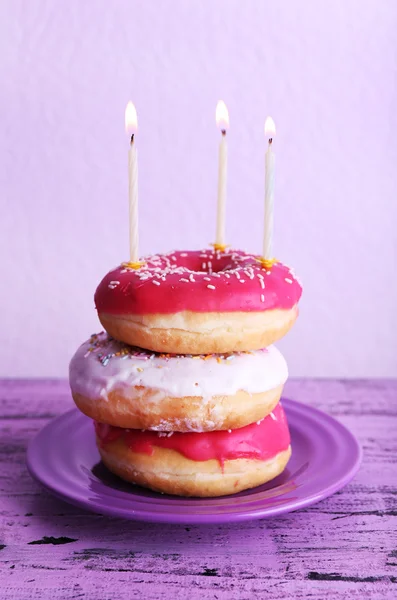 Deliziose ciambelle con candele di compleanno — Foto Stock