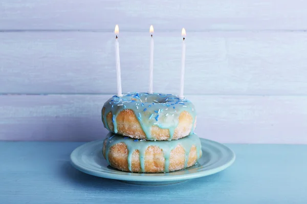Вкусные пончики со свечами на день рождения — стоковое фото