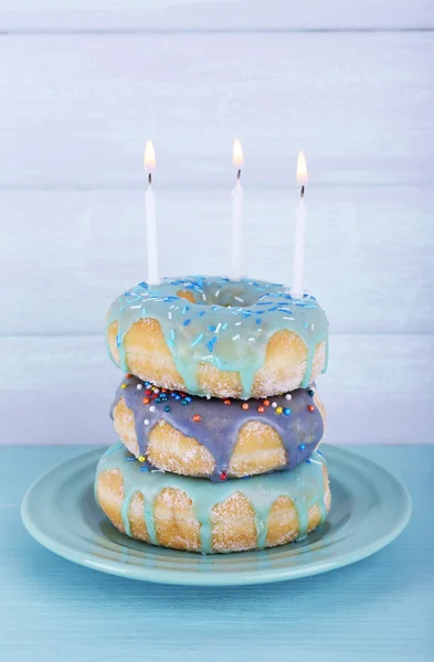 Doğum günü mumları ile lezzetli börekler — Stok fotoğraf