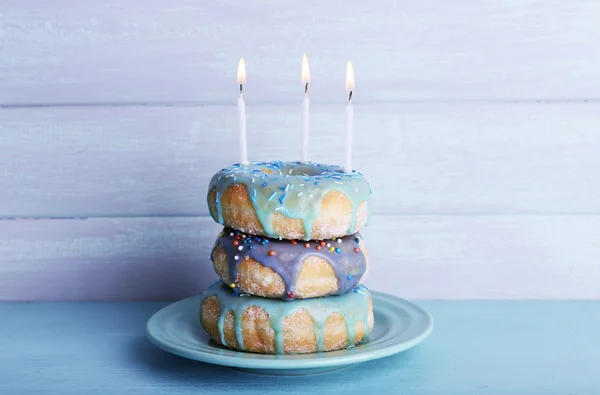 Deliciosas rosquillas con velas de cumpleaños —  Fotos de Stock