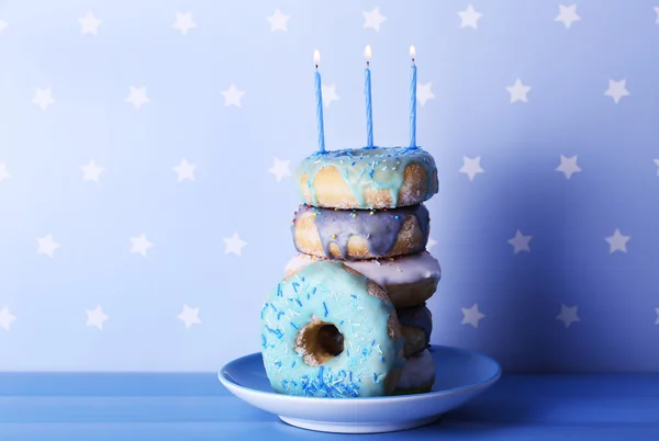 Deliziose ciambelle con candele di compleanno — Foto Stock