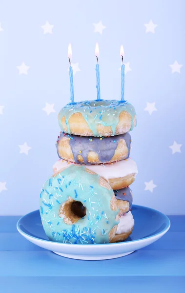 Deliciosos donuts com velas de aniversário — Fotografia de Stock