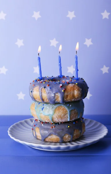 Délicieux beignets aux bougies d'anniversaire — Photo