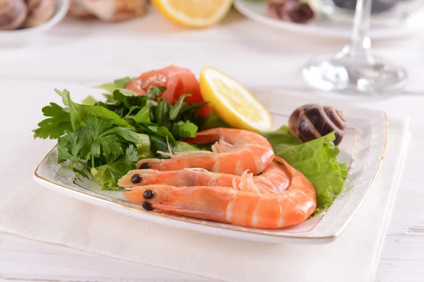 Fruits de mer savoureux sur assiette — Photo