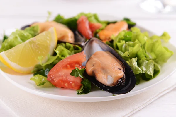 Frutos do mar saborosos no prato — Fotografia de Stock