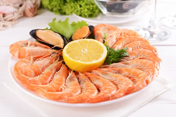Смачні морепродукти на тарілці — стокове фото