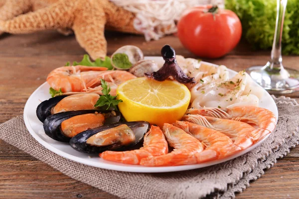 Plaka üzerinde lezzetli deniz ürünleri — Stok fotoğraf
