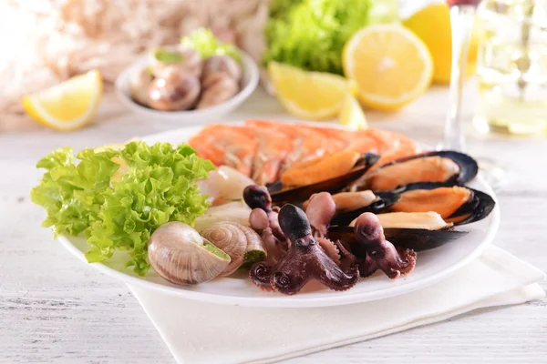 Fruits de mer savoureux sur assiette — Photo