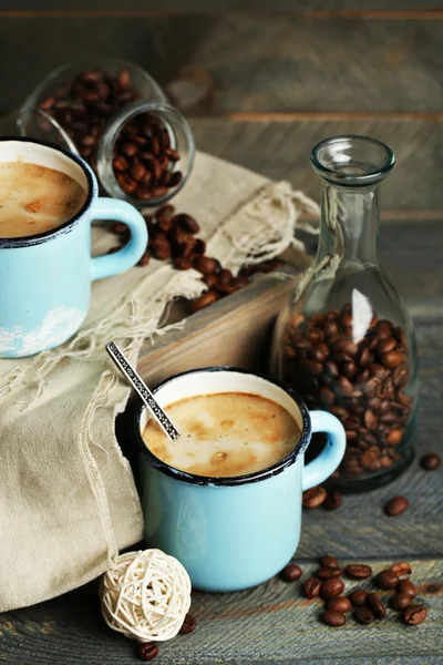 Heerlijke cappuccino op houten tafel — Stockfoto