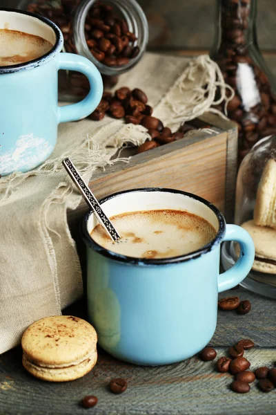 Leckerer Cappuccino auf Holztisch — Stockfoto