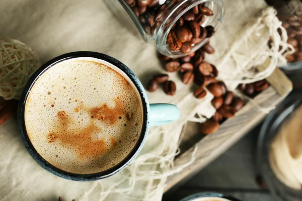 Cappuccino lezat di atas meja kayu — Stok Foto