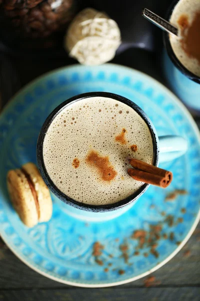 Sabroso capuchino sobre mesa de madera — Foto de Stock