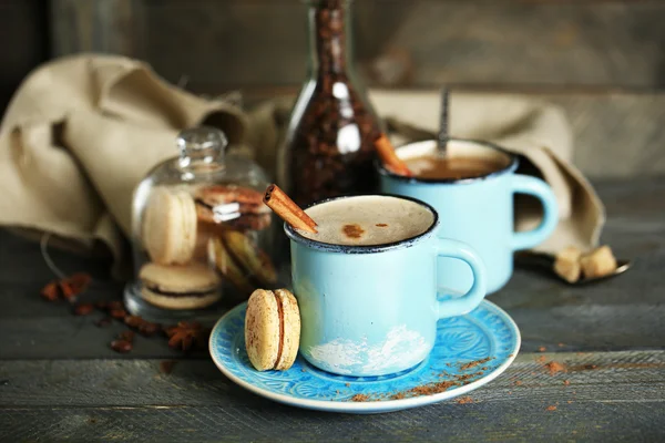 Leckerer Cappuccino auf Holztisch — Stockfoto