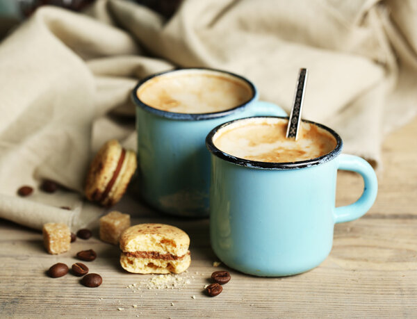 Вкусный капучино на деревянном столе
