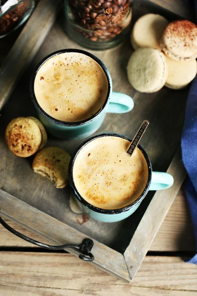 Cappuccino saboroso na mesa de madeira — Fotografia de Stock