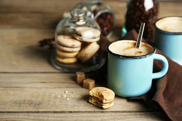 Cappuccino lezat di atas meja kayu — Stok Foto